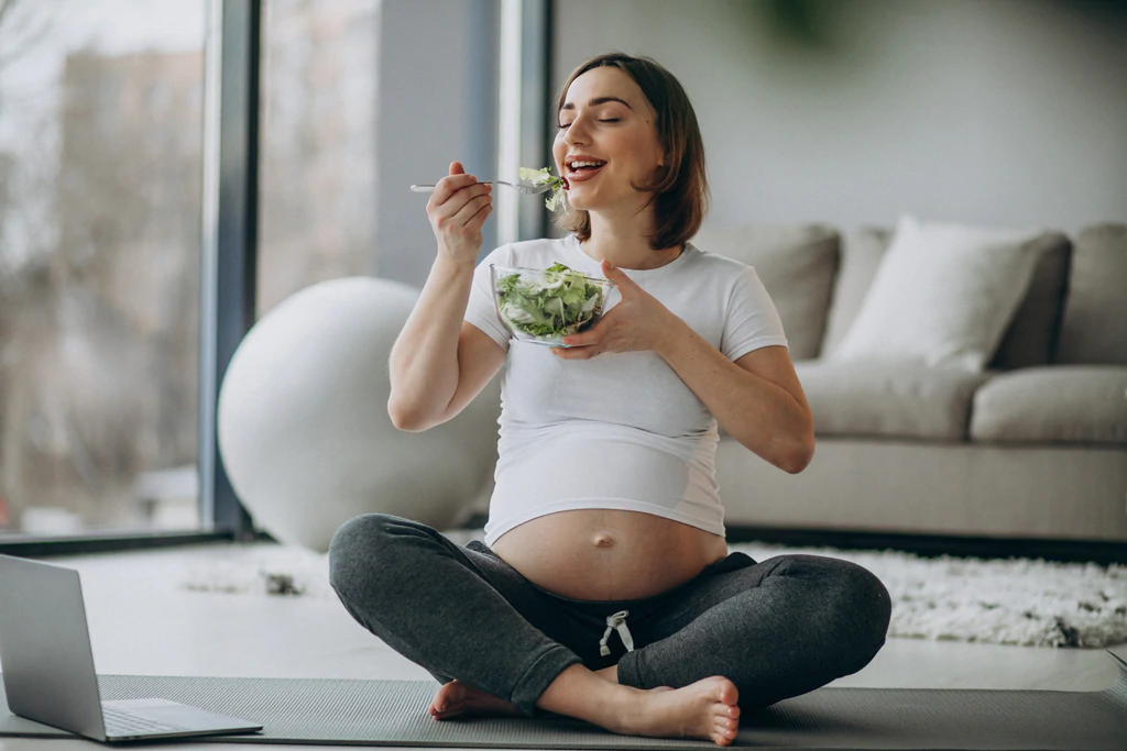 pregnant woman eats salad